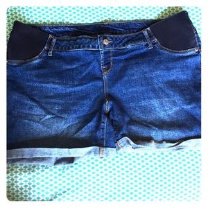 Old Navy Maternity shorts size 16
